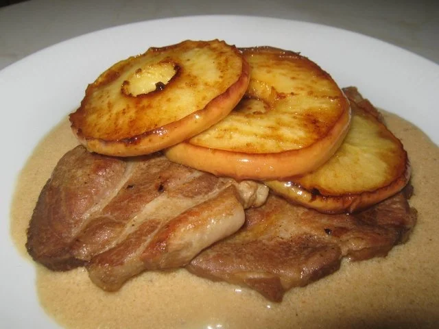 pfannengeschmorte Schweinenackensteaks mit karamellisierten Apfelringen und Calvados-Sauce - Rezept