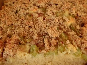 Rhabarber-Blechkuchen mit Mandelstreusel - Rezept