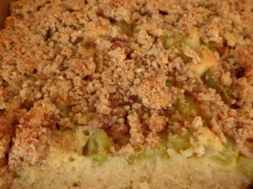 Rhabarber-Blechkuchen mit Mandelstreusel - Rezept - kochbar.de