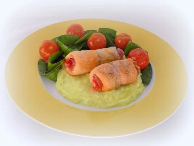 Lachsfiletröllchen mit Wasabi-Püree, gebratenen Zuckererbsen und Cherrytomaten - Rezept