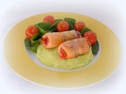 Rezept: Lachsfiletrรถllchen mit Wasabi-Pรผree, gebratenen Zuckererbsen und Cherrytomaten Lachsfiletrรถllchen mit Wasabi-Pรผree, gebratenen Zuckererbsen und Cherrytomaten - Rezept