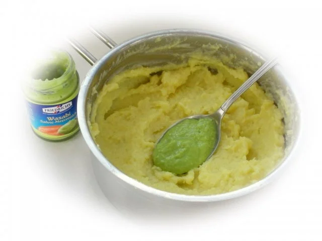 Lachsfiletröllchen mit Wasabi-Püree, gebratenen Zuckererbsen und Cherrytomaten - Rezept - Bild Nr. 5