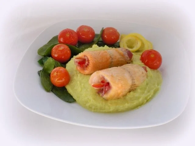 Lachsfiletröllchen mit Wasabi-Püree, gebratenen Zuckererbsen und Cherrytomaten - Rezept - Bild Nr. 12