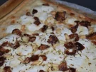 Schneller Flammkuchen mit Datteln und Ziegenkäse - Rezept