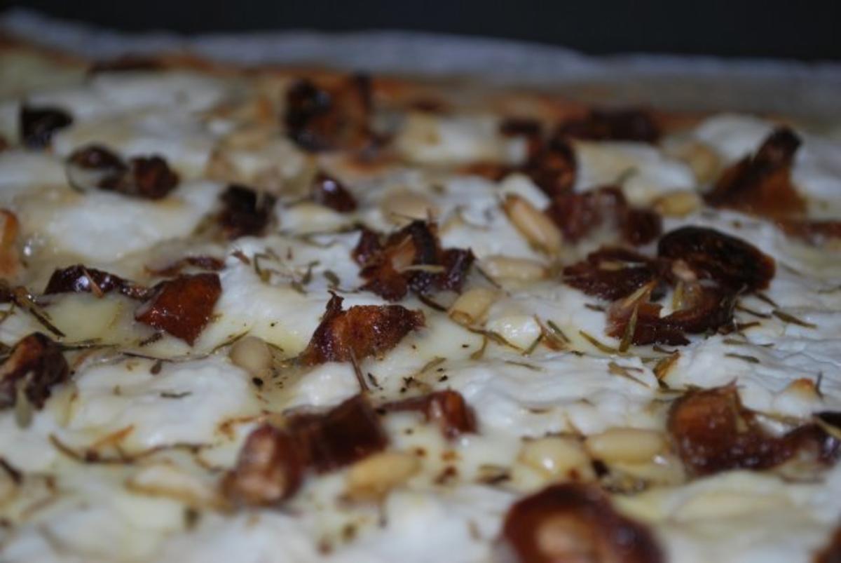 Schneller Flammkuchen mit Datteln und Ziegenkäse - Rezept - Bild Nr. 2