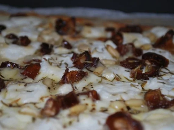 Rezept: Schneller Flammkuchen mit Datteln und Ziegenkäse Bild Nr. 2 Schneller Flammkuchen mit Datteln und Ziegenkäse - Rezept - Bild Nr. 2