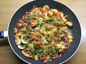 Spiegeleier im Gemüse-Champignon-Schinken-Mantel - Rezept