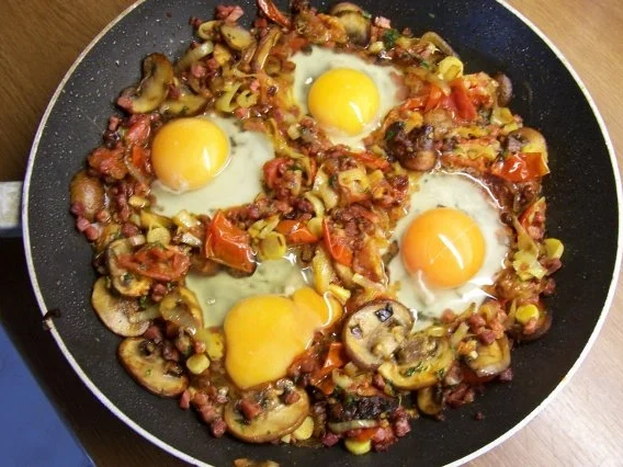 Rezept: Spiegeleier im Gemüse-Champignon-Schinken-Mantel Bild Nr. 2 Spiegeleier im Gemüse-Champignon-Schinken-Mantel - Rezept - Bild Nr. 2