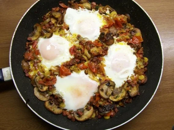 Rezept: Spiegeleier im Gemüse-Champignon-Schinken-Mantel Bild Nr. 3 Spiegeleier im Gemüse-Champignon-Schinken-Mantel - Rezept - Bild Nr. 3