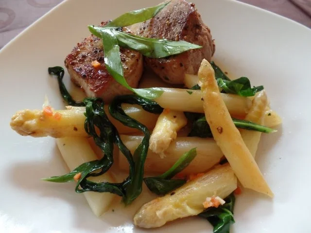 Schweinemedaillons mit Bärlauchspargel - Rezept