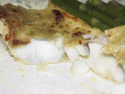 Rezept: Zander auf der Haut gebraten mit Dillsoße, grüner Spargel und Reis Zander auf der Haut gebraten mit Dillsoße, grüner Spargel und Reis - Rezept