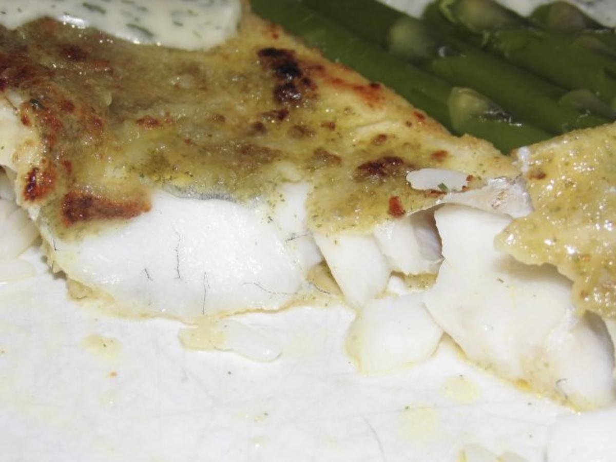 Zander auf der Haut gebraten mit Dillsoße, grüner Spargel und Reis ...