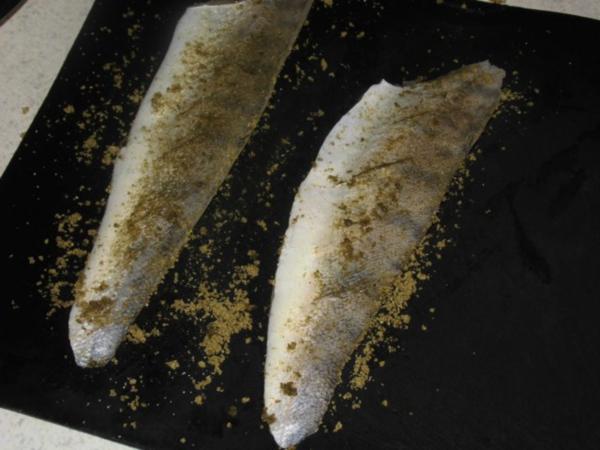 Zander auf der Haut gebraten mit Dillsoße, grüner Spargel und Reis ...
