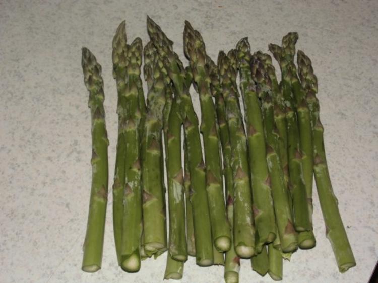 Zander auf der Haut gebraten mit Dillsoße, grüner Spargel und Reis ...