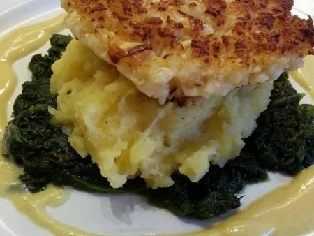 Blumenkohl-Bratling auf Kartoffelbrei und Würzspinat mit Curry-Keese-Sauce - Rezept