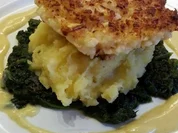 Blumenkohl-Bratling auf Kartoffelbrei und Würzspinat mit Curry-Keese-Sauce - Rezept