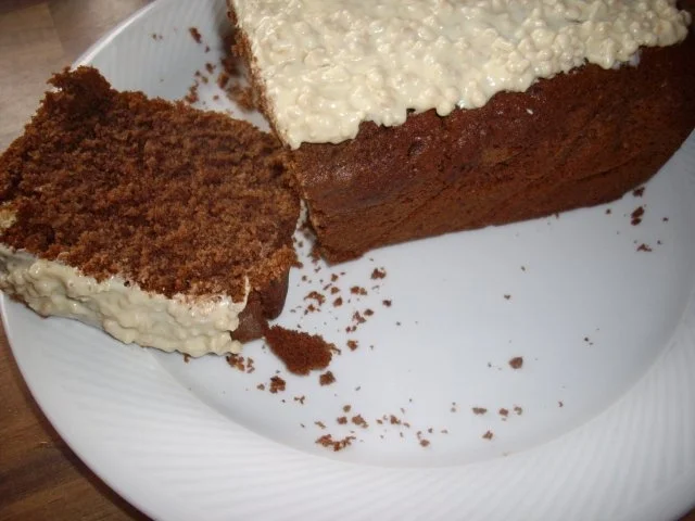 dunkler nuss-rumkuchen mit weisser haube - Rezept