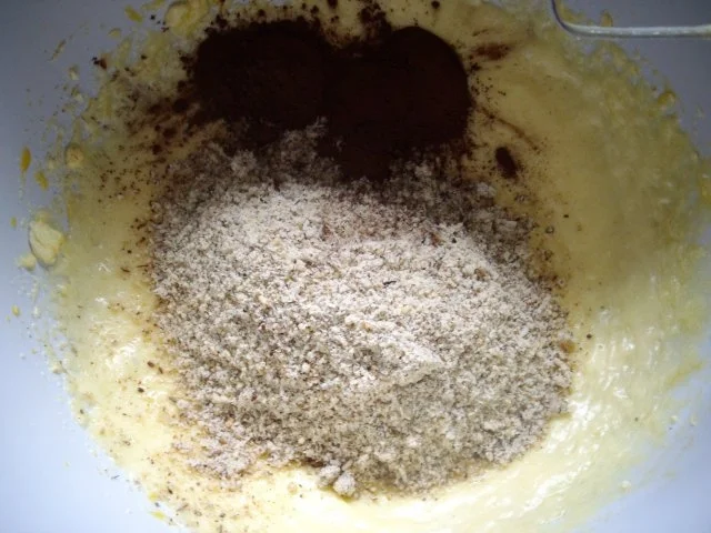 dunkler nuss-rumkuchen mit weisser haube - Rezept - Bild Nr. 3