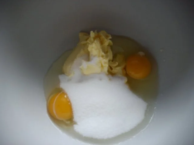 dunkler nuss-rumkuchen mit weisser haube - Rezept - Bild Nr. 2