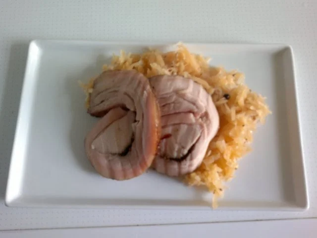 Spanferkelrollbraten auf Sauerkraut von der Kohlrübe - Rezept