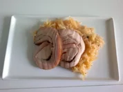 Spanferkelrollbraten auf Sauerkraut von der Kohlrübe - Rezept