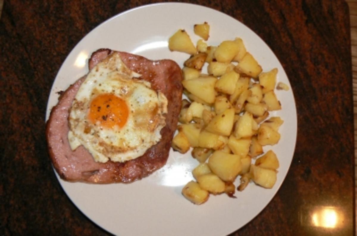 Gebackener Fleischkäse mit Spiegelei  und Bratkartoffeln - Rezept