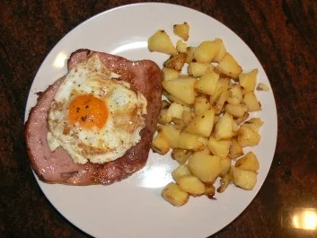 Gebackener Fleischkäse mit Spiegelei  und Bratkartoffeln - Rezept