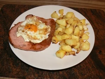 Gebackener Fleischkäse mit Spiegelei  und Bratkartoffeln - Rezept