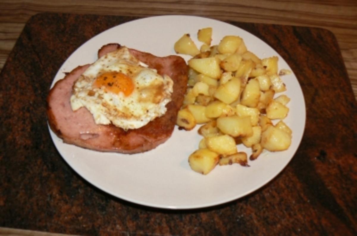 Bilder für Gebackener Fleischkäse mit Spiegelei und Bratkartoffeln - Rezept