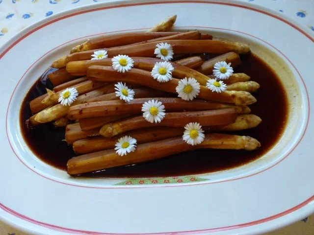 In Blutorangensud gegarter Spargel - Rezept