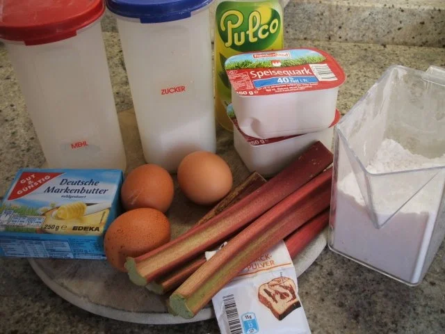 Backen: Abgestürzter Rhabarber-Quark-Kuchen - Rezept - Bild Nr. 2