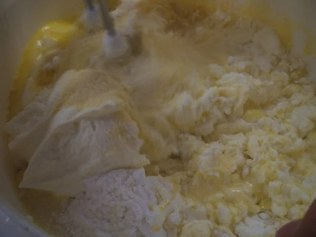 Backen: Quarktorte "Bodenlos" mit Mangosahnecreme - Rezept - Bild Nr. 3