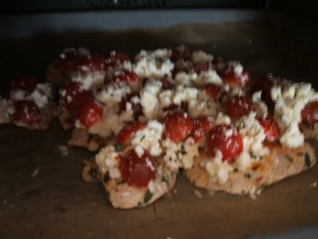 Geflügel: Hühnerschnitzel unter Tomaten-Schafskäse-Haube - Rezept - Bild Nr. 7