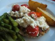 Rezept: Geflügel: Hühnerschnitzel unter Tomaten-Schafskäse-Haube Geflügel: Hühnerschnitzel unter Tomaten-Schafskäse-Haube - Rezept