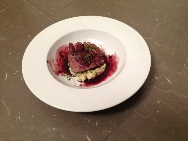 In Barolo pochiertes Ochsenfilet mit Petersilienwurzelmousse und Schalotten - Rezept