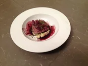 In Barolo pochiertes Ochsenfilet mit Petersilienwurzelmousse und Schalotten - Rezept
