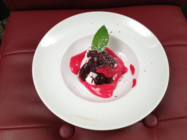 Zitronenschaum im Zartbittermantel auf einem Himbeerspiegel - Rezept