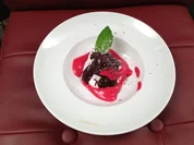 Zitronenschaum im Zartbittermantel auf einem Himbeerspiegel - Rezept