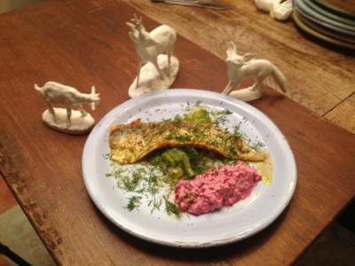 Rezept: Gebratener Saibling auf lauwarmen Gurkengemüse mit Rote Bete Tartar Gebratener Saibling auf lauwarmen Gurkengemüse mit Rote Bete Tartar - Rezept