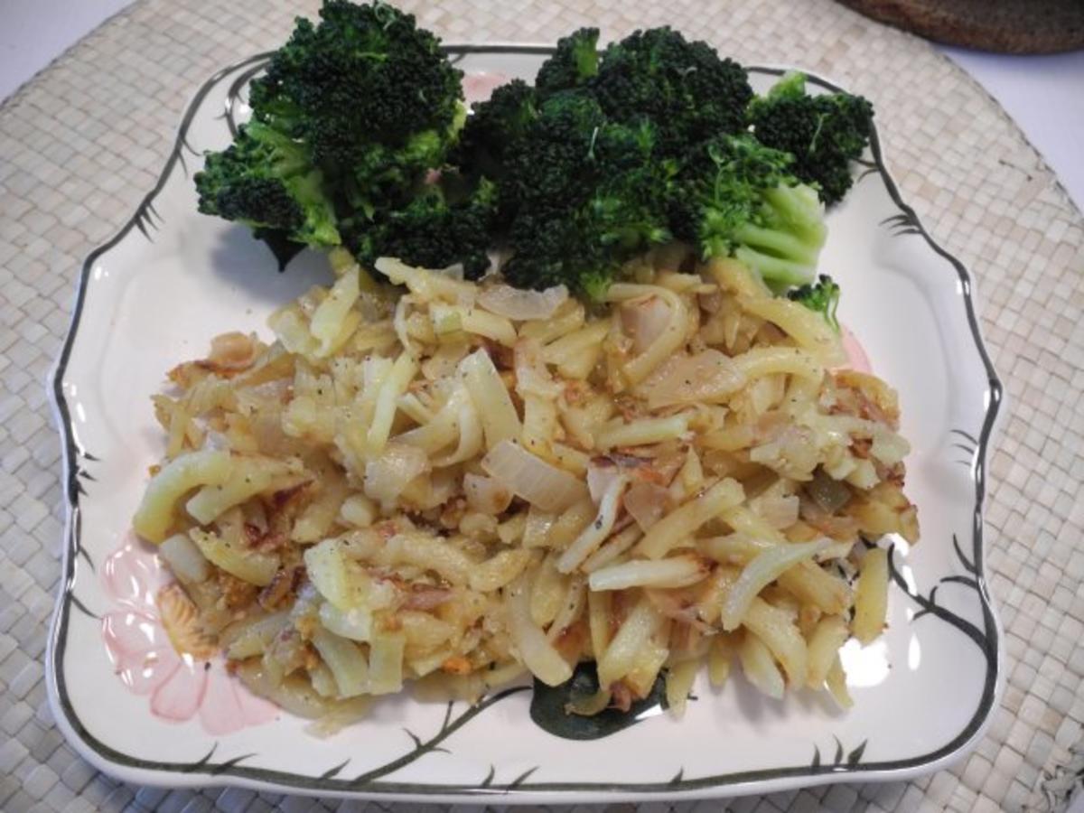 Vegan : Kartoffelhobel in Zwiebeln  gebratenen an Broccoli - Rezept