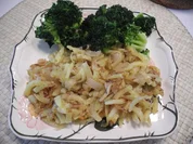 Vegan : Kartoffelhobel in Zwiebeln  gebratenen an Broccoli - Rezept