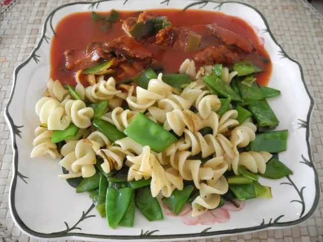 Vegan : Dinkel - Wickli mit Zuckerschoten an Tomaten - Seitan - Gulasch - Rezept