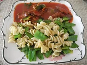 Vegan : Dinkel - Wickli mit Zuckerschoten an Tomaten - Seitan - Gulasch - Rezept