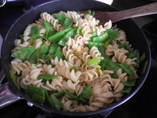 Vegan : Dinkel - Wickli mit Zuckerschoten an Tomaten - Seitan - Gulasch - Rezept - Bild Nr. 6