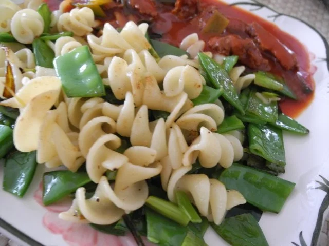 Vegan : Dinkel - Wickli mit Zuckerschoten an Tomaten - Seitan - Gulasch - Rezept - Bild Nr. 2