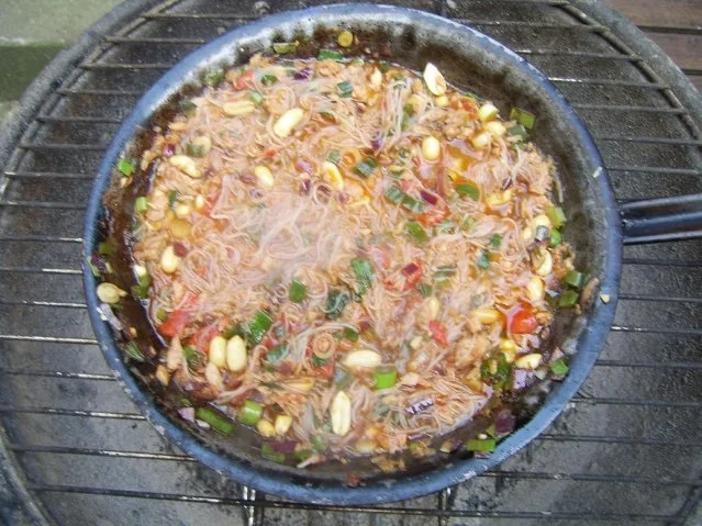 Scharfe Glasnudeln mit Thunfisch und Erdnüssen - Rezept - Bild Nr. 2