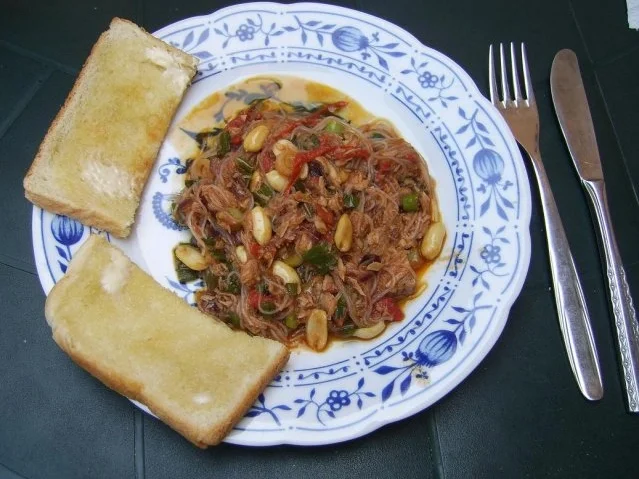 Scharfe Glasnudeln mit Thunfisch und Erdnüssen - Rezept