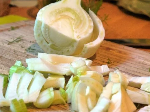 Panierte Rotbarschfilets mit Pastis-Sauce und Vanille-Tomaten - Rezept - Bild Nr. 3