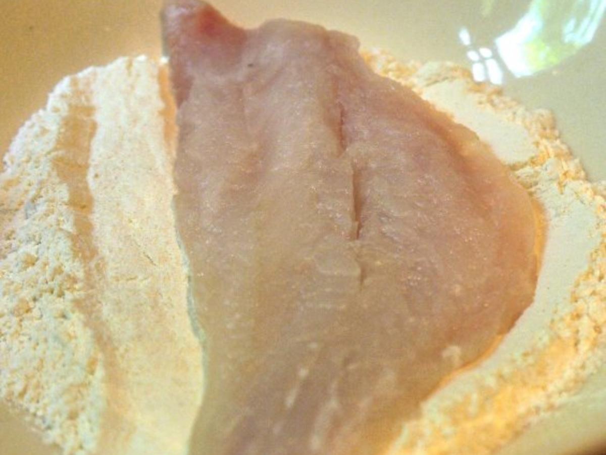 Panierte Rotbarschfilets mit Pastis Sauce und Vanille Tomaten - einfach ...