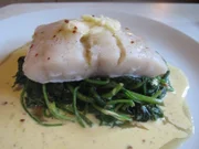 unter Folie gegarter Kabeljau mit Senfsauce und Blattspinat - Rezept